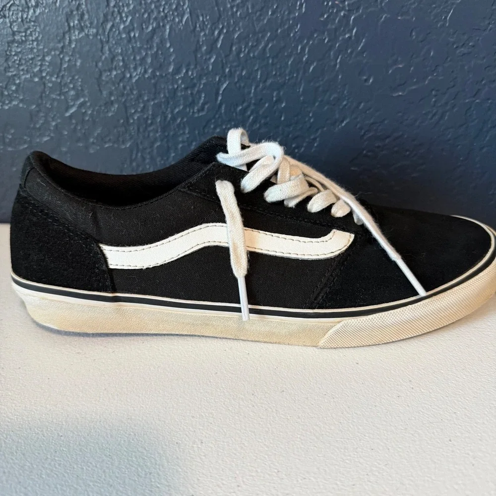 Vans Ward Low Top Sneakers Women 7.5 Black White Canvas Suede Skate Shoes